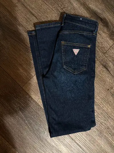 Skinny Guess jeans size 25, View more