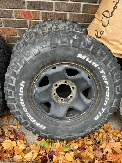As title and pics indicate. 265/75r16 on 6 bolt Tacoma rims. 1000 obo.