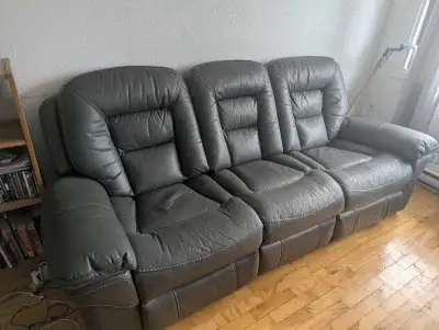 Sofa Inclinable de la compagnie Leo. Mesure 88 pouces de long, 40 po de large et 36 po de haut.