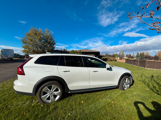 2022 Volvo V60 Cross Country in Cars & Trucks in Calgary