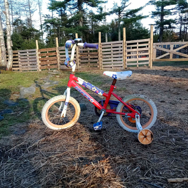 Huffy Bicycle with training wheels in Kids in Cape Breton