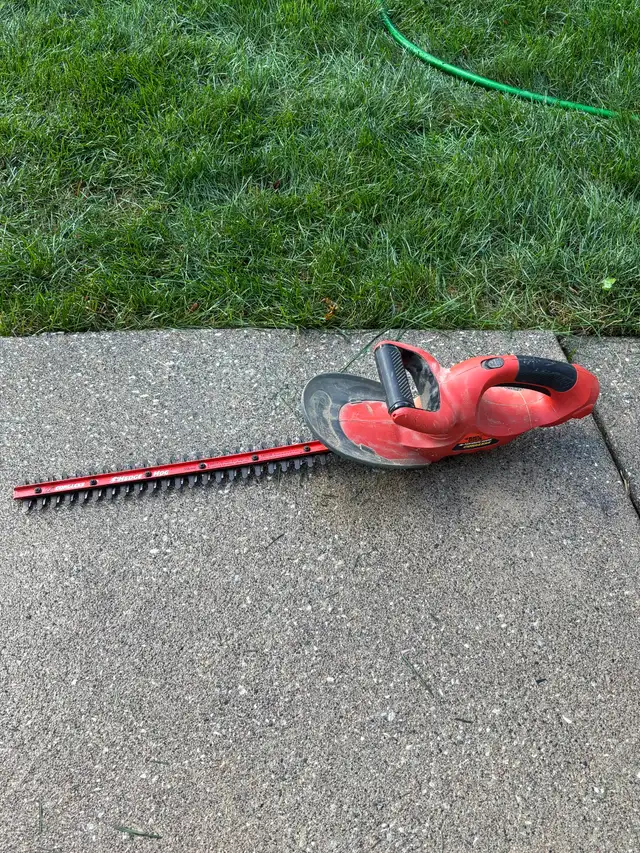 Black and Decker Cordless Hedge Trimmer in Outdoor Tools & Storage in Windsor Region - Image 2