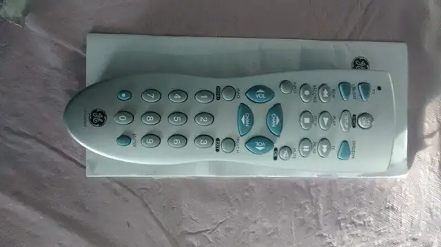 Universal remote control GE 3 in 1 tv, dvd, sat in Video & TV Accessories in Laval / North Shore - Image 2