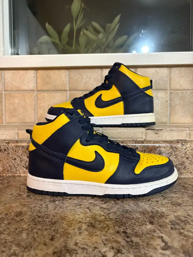 Nike Dunk High Michigan in Men's Shoes in Nanaimo - Image 2