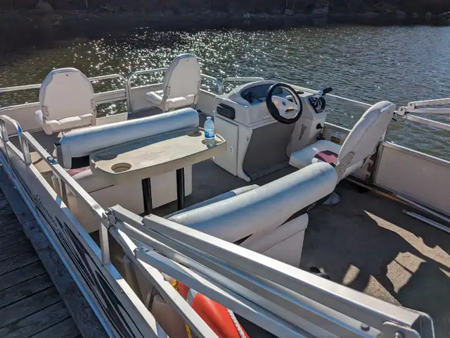 Pontoon boat + Tandem Axle trailer62863281884291122