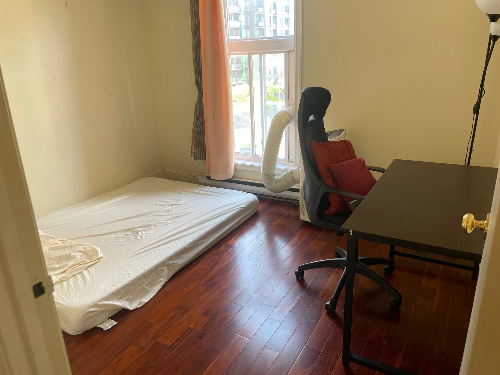 A furnished bedroom AVL for Rent next to Berri uqam metro — photo 3