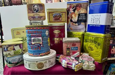 Collection of vintage tin cans / Collection de boîtes en métal, View more