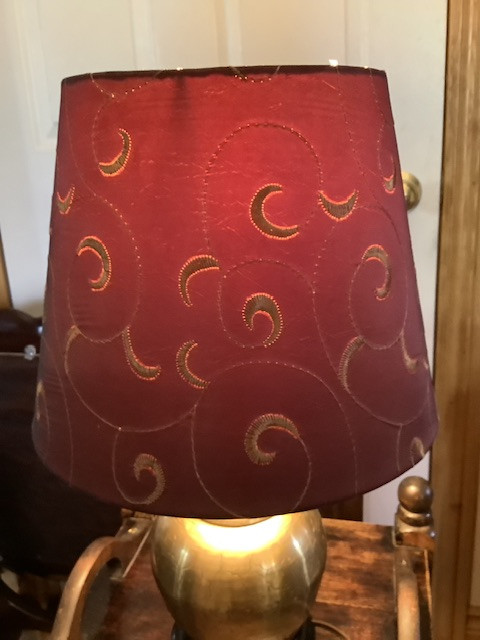 Vtg Brass Tri-Light Lamp w Unique Embossed Etchings Silk Shade in Indoor Lighting & Fans in Belleville - Image 3