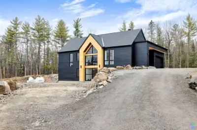 Découvrez cette résidence contemporaine d'exception, conçue par la réputée firme Legue Architecture,...