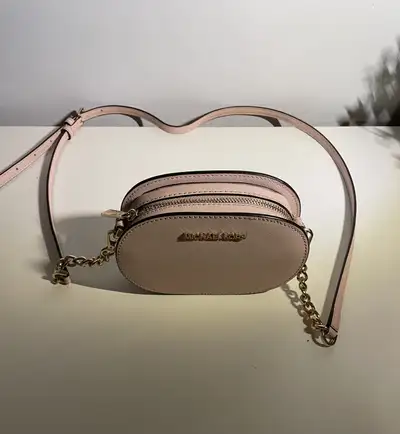 - Authentic Michael Kors crossbody bag - Soft blush pink color - Gold- tone logo and chain detailing...