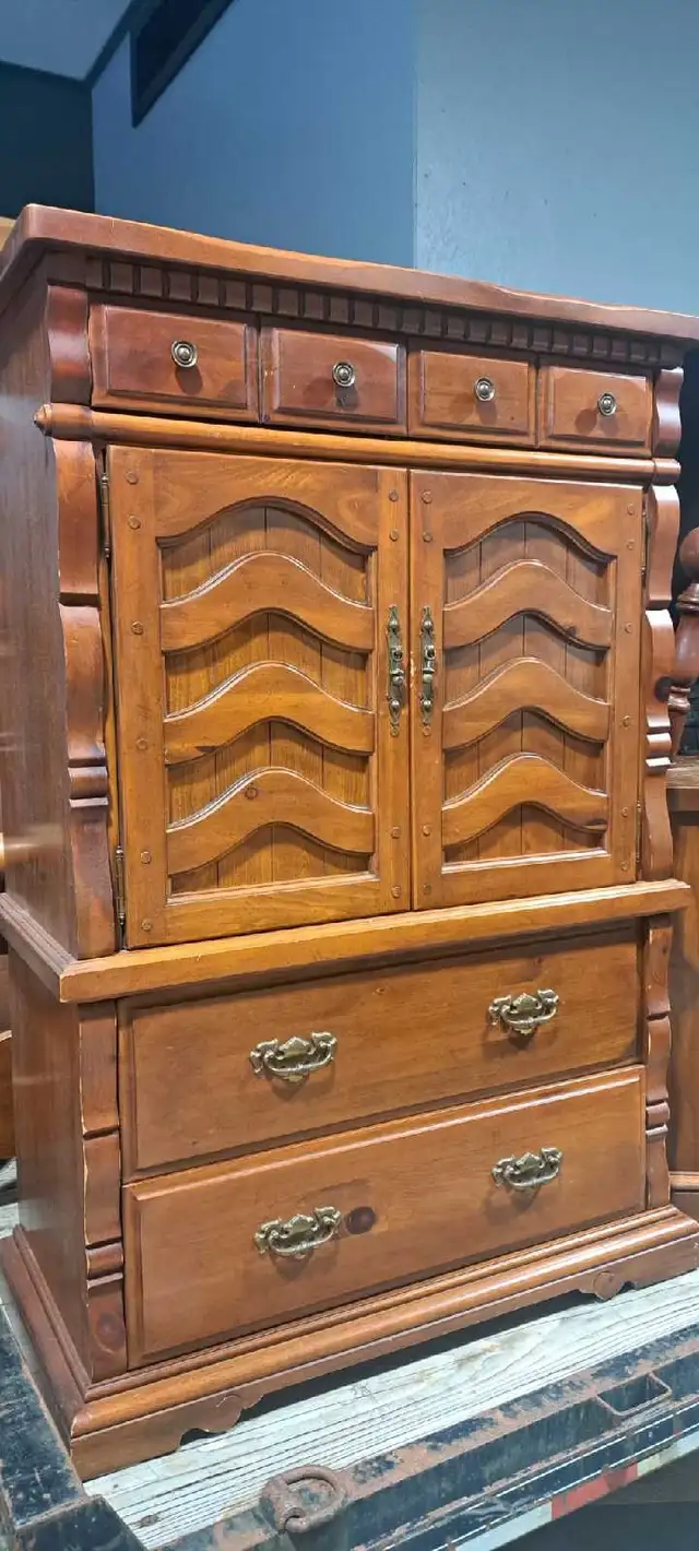Ensemble de chambre à coucher Antique in Dressers & Wardrobes in Lanaudière - Image 4