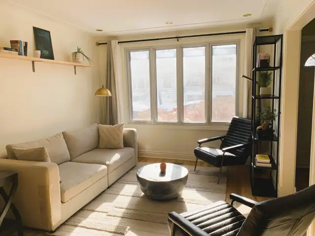 Magnifique maison meublée à 3 étages avec grande cour privée!