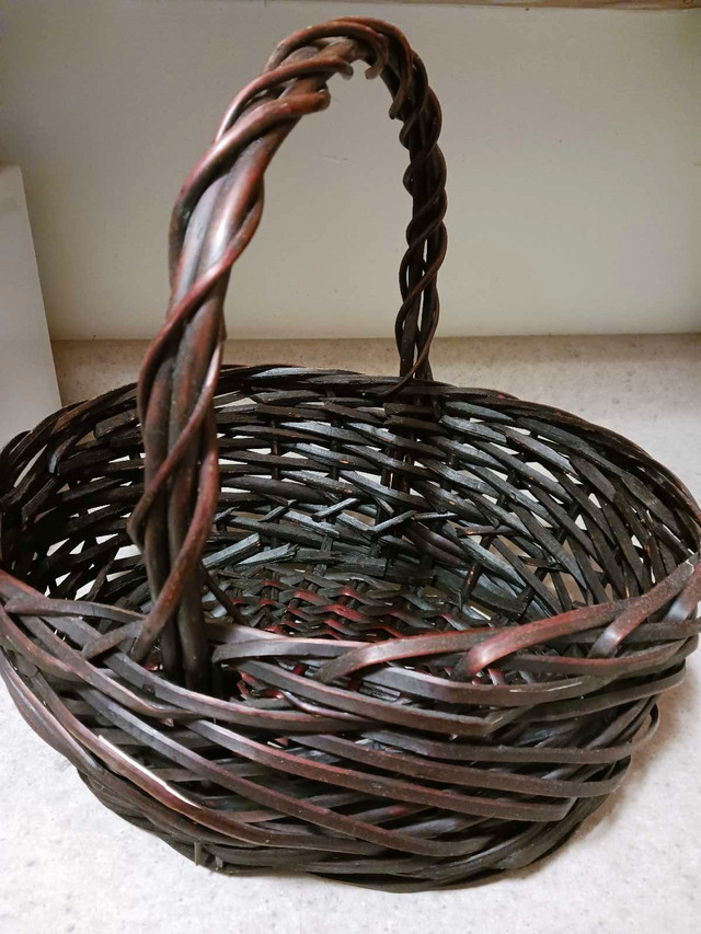 BIG QUALITY WICKER BASKET  in Home Décor & Accents in North Bay - Image 2