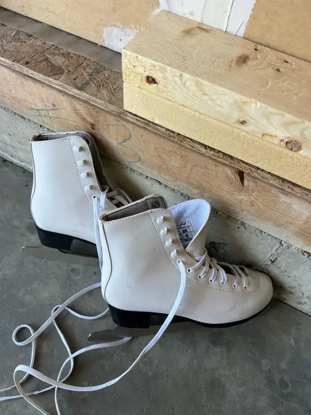 White Figure Skates - US Size 6 (Great Condition) in Skates & Blades in Calgary - Image 2