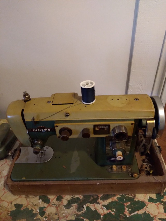 Sewing machine  in Hobbies & Crafts in North Bay