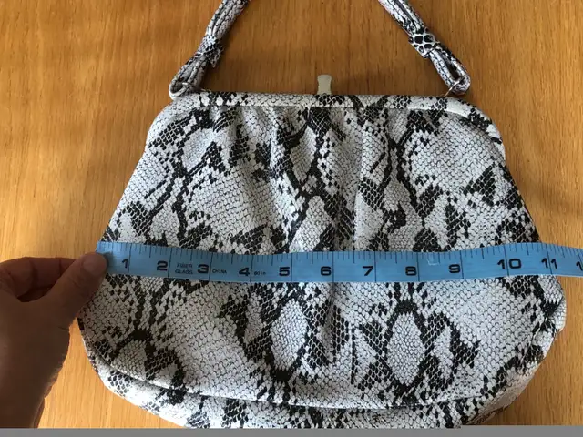 Vintage Guarantee Handbags Co. Snakeskin Purse Handbag in Women's - Bags & Wallets in Kitchener / Waterloo - Image 9