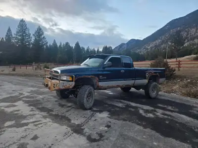 6 speed Manual Transmission 6" BDS lift with recuved leaf springs Banks turbo Back exhaust Tire: 315...