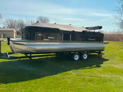 2018 manitou Aurora tri toon with 150 hp Evinrude Etec with stainless steel propeller. Wrap around t...