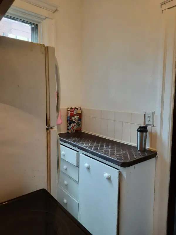 3 Bedrooms House Available for Rent 421 Wyandotte st W Windsor in Room Rentals & Roommates in Windsor Region - Image 2