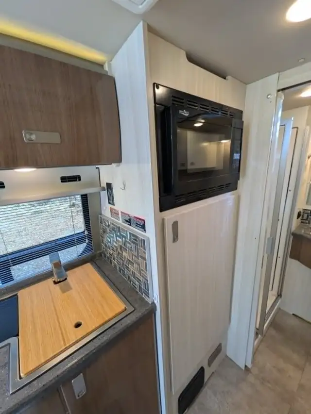 2014 MERCEDES SPRINTER WINNEBAGO CAMPER VAN in RVs & Motorhomes in Edmonton - Image 5