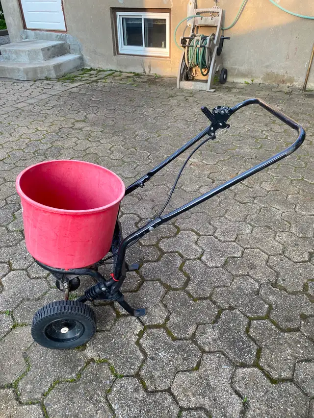 Earthway Seed Spreader in Outdoor Tools & Storage in Longueuil / South Shore - Image 3