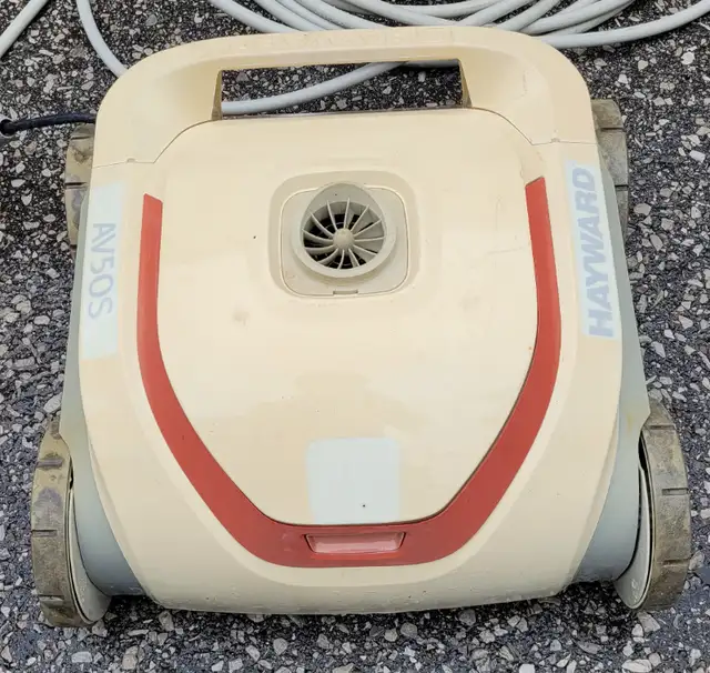 Hayward Pool Robot AV50S for parts. in Hot Tubs & Pools in City of Toronto - Image 2