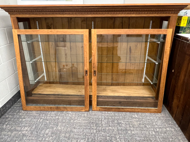  6’ Antique Display Cabinet  in Hutches & Display Cabinets in Hamilton - Image 3