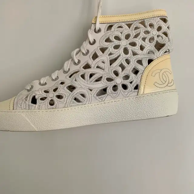 CHANEL SNEAKER size37 in Women's - Shoes in City of Toronto - Image 2