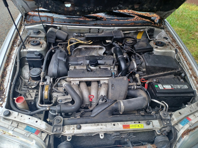 Parts or scrap volvo v40 2001 $300 obo in Auto Body Parts in Nanaimo - Image 3