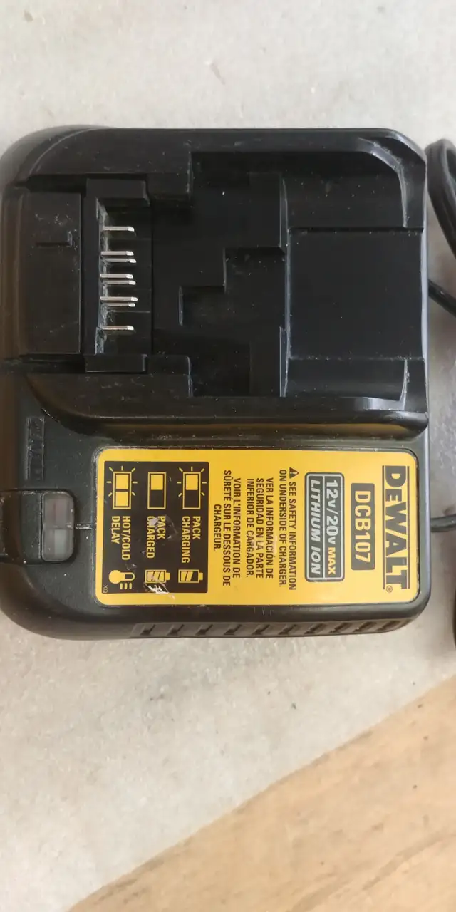 DeWalt DCB10712/20VMAXLITHIUM ION Li-ion battery charger in Power Tools in Edmonton - Image 2