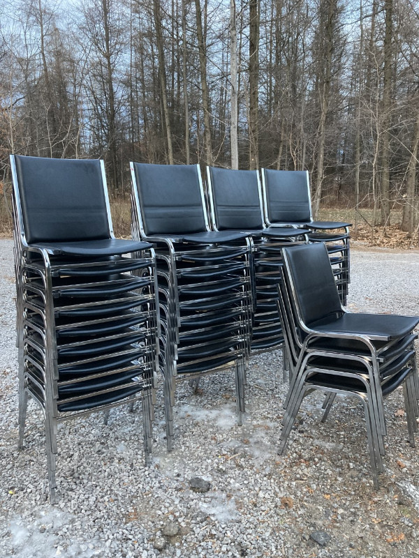 Chaises solides en métal dans Chaises, Fauteuils inclinables  à Ville de Québec - Image 2