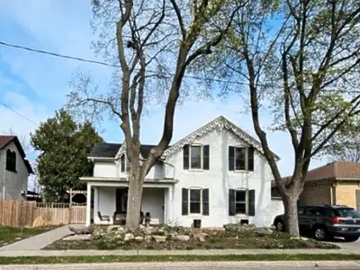 Who’s looking for a profitable property? Located in the heart of Cambridge, this beautifully renovat...