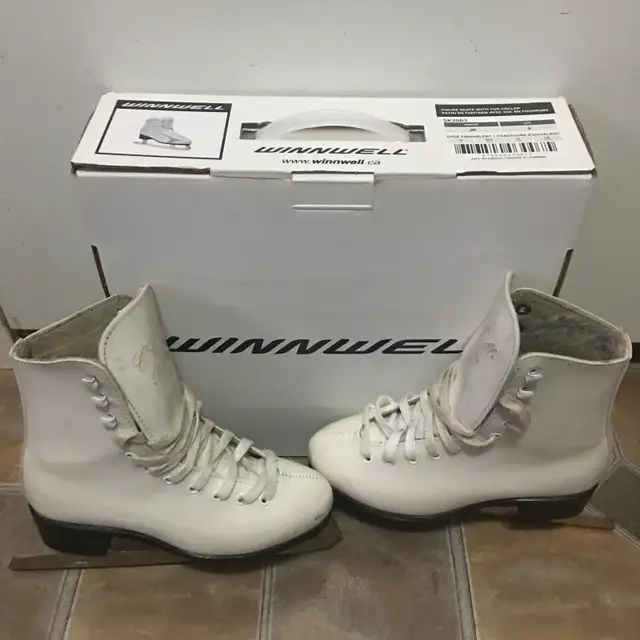 Womens Skating Boots Size 3 1/2 u.s in Skates & Blades in City of Toronto - Image 2