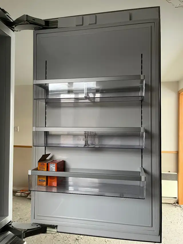 Bosch fridge in Refrigerators in City of Montréal - Image 4