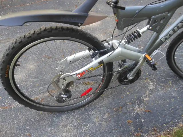 velo  montagne minelli victoria..21 vitesse roue 26 pouce in Mountain in Longueuil / South Shore - Image 11
