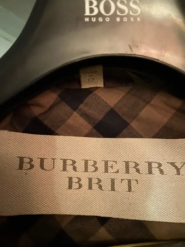 Beutifull Burberry winter coat  in Women's - Tops & Outerwear in Markham / York Region - Image 3