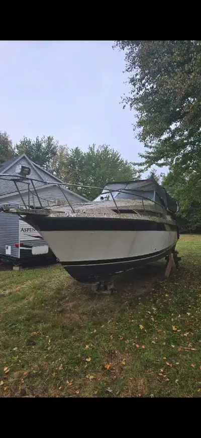 Carver Montego 2557 Boat came with my brothers property. Looking to get rid of ASAP, hull looks good...