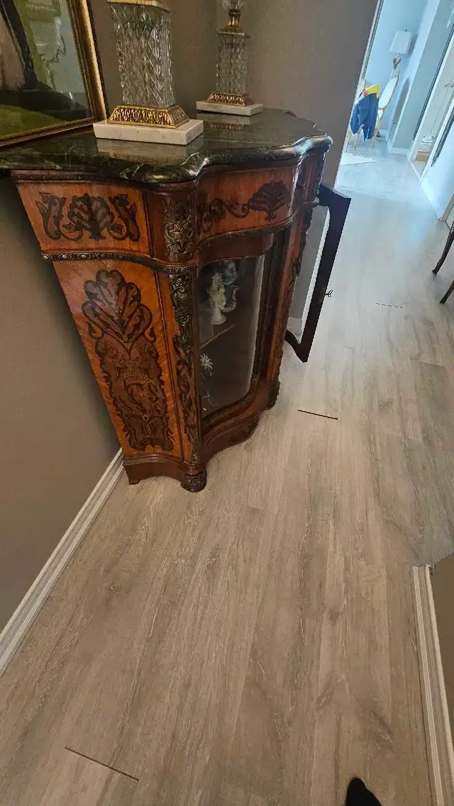 Antique French Style Display Cabinet in Hutches & Display Cabinets in Markham / York Region - Image 4
