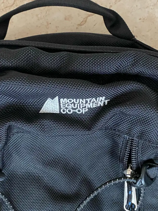 MEC Convertible Messenger Bag / Backpack in Bags & Luggage in City of Toronto - Image 2