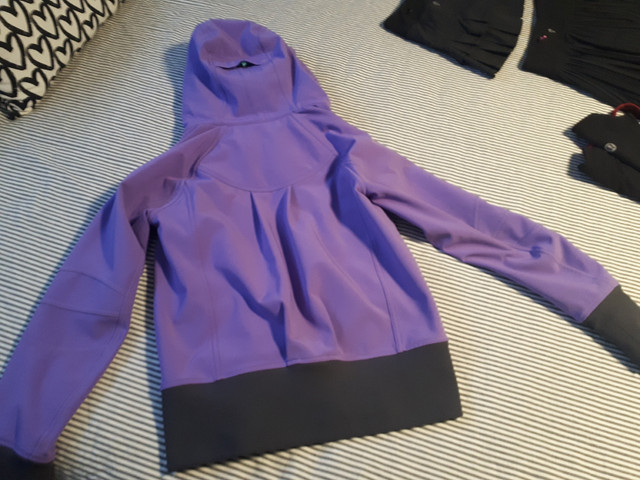 Lululemon soft shell jacket, size 4 in Women's - Tops & Outerwear in Strathcona County - Image 3