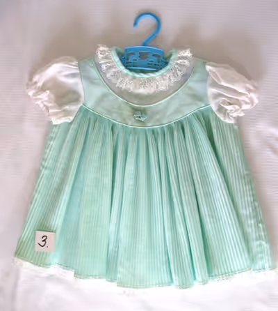 LOT DE VÊTEMENTS BÉBÉ FILLE VINTAGE ANNÉES 1970 IDÉAL POUR POUPÉES Lot de dix vêtements bébé fille L...