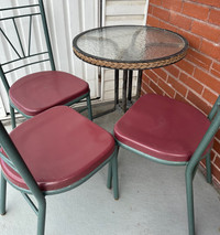 Table avec 3 chaises sur le balcon