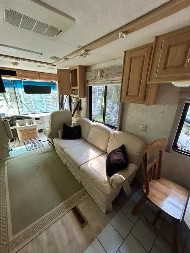 1999 Monaco Diplomat - 38’ Motorcoach - NEW MVI - MUST SELL in RVs & Motorhomes in Bridgewater - Image 6