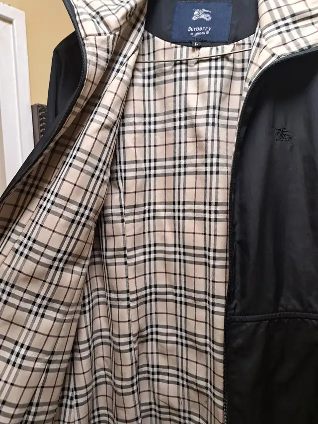 Burberry London Jacket Coat Full Zip Belted Water Resistant in Women's - Tops & Outerwear in City of Toronto - Image 7