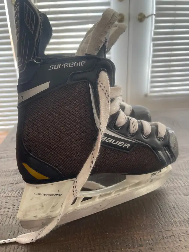 Bauer supreme one. 4’s.  Hockey skates youth 12 in Hockey in Ottawa - Image 4