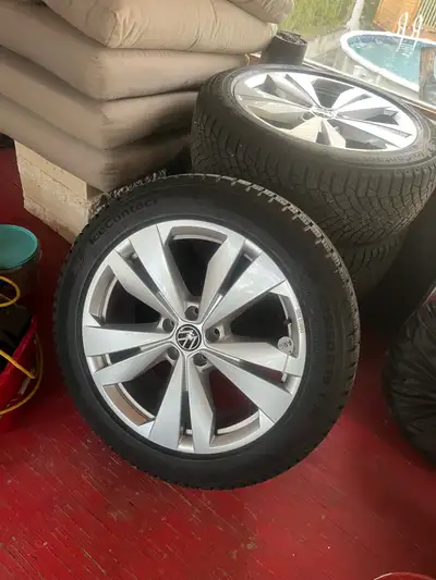 Jantes (19 po d’origine VW)…en excellent état qui valaient +ou- 1600$ +tx à l’achat et pneus d’hiver...