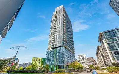 Perfect for a working professional, this bright and modern 1-bedroom apartment offers comfort, conve...