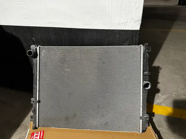 bmw radiator used Fits 330e, 330eX, 330i, 330iX, Z4 2020-2021 in Engine & Engine Parts in Markham / York Region - Image 2