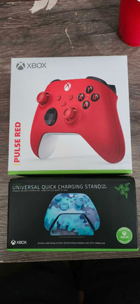 Xbox One Series Controller Pulse Red and Razer Charging Stand