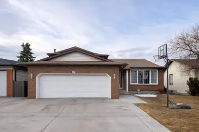 Spacious and well-maintained 5-bedroom, 3-bathroom home in Castleridge featuring a fully developed b...